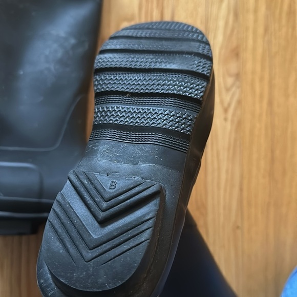 Hunter Us 7 tall green black rainboots, great pre owned at pre owned condition - Picture 3 of 4